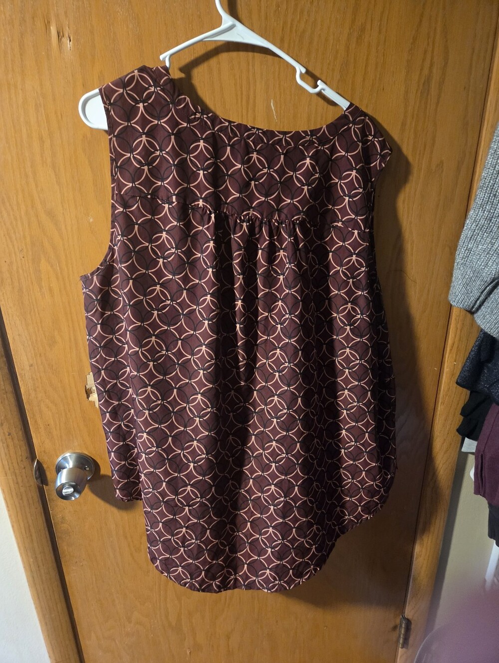Sleeveless Geometric Print Tunic in Maroon